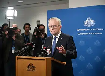 ألبانيزي يَعِد بقوانين جديدة