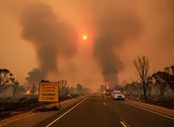 حرائق تغلق طرقًا