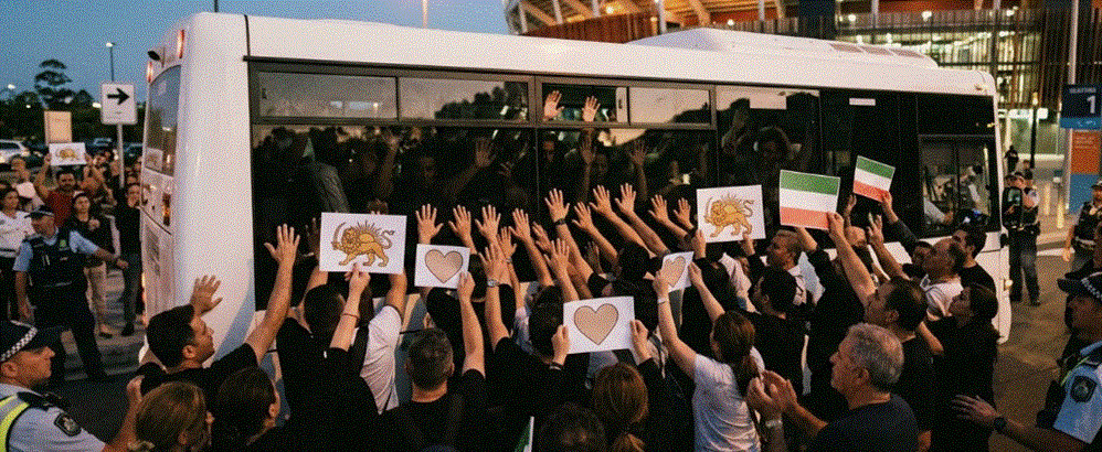 حشد من المتظاهرين الإيرانيين في أستراليا يحيطون بحافلة منتخب إيران للسيدات ويرفعون شعارات "الشمس والأسد" وقلوباً تعبيراً عن التضامن.