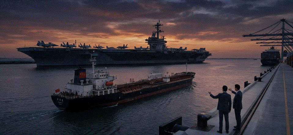مشهد بانورامي لميناء بحري وقت الغروب، يظهر ناقلة نفط صينية تمر بجوار حاملة طائرات أمريكية ضخمة راسية، بينما يقف مسؤولان يرتديان بدلات رسمية على الرصيف يراقبان المشهد، مع وجود رافعات حاويات في الخلفية.