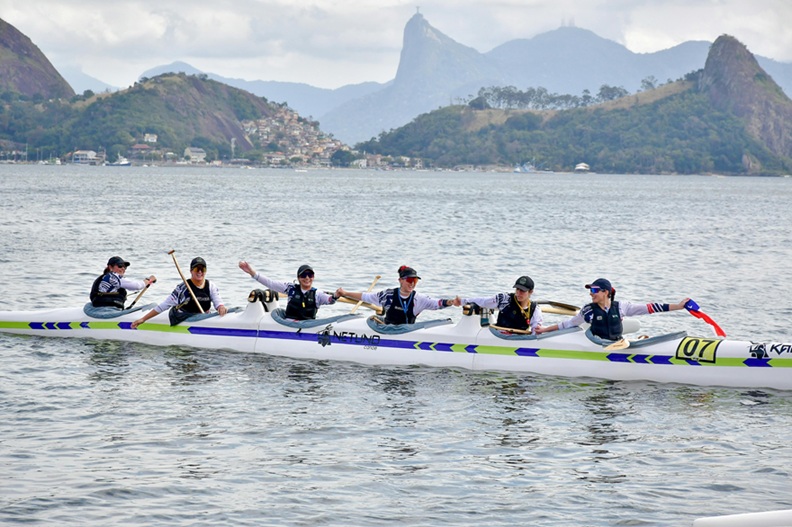 فريق تجديف يشارك في سباق الكانو ماراثون خلال تدريب مائي استعدادًا لبطولة عالمية