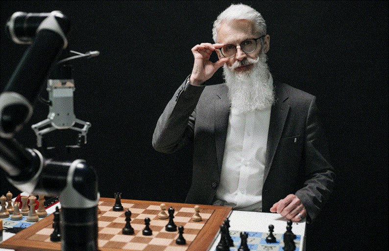 رجل مسن يجلس أمام رقعة شطرنج ويتفاعل مع ذراع روبوت ذكي في بيئة مظلمة
