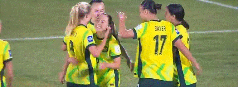 لاعبات منتخب أستراليا للسيدات يحتفلن بتسجيل هدف خلال مباراة كرة قدم.