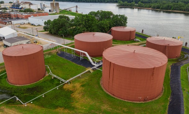 خزانات ضخمة لتخزين الوقود بجوار نهر، تعكس زيادة احتياطيات النفط في أستراليا وسط أزمة الطاقة العالمية