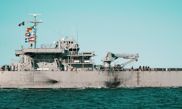 سفينة عسكرية في عرض البحر تمثل القدرات البحرية والدفاعية لأستراليا