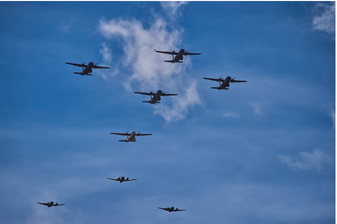 تشكيل من طائرات عسكرية تحلق في السماء خلال مهمة جوية، في مشهد يعكس قدرات المراقبة والتنسيق العسكري.