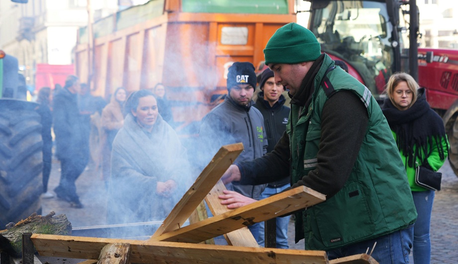 مزارعون يتجمعون في احتجاج ريفي قرب معدات زراعية مع إشعال نار تعبيراً عن رفض مشروع بنية تحتية للطاقة