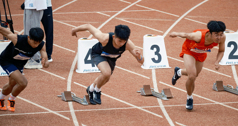 رياضيون أستراليون شباب يتنافسون على مضمار خلال بطولة ألعاب القوى للناشئين في بريزبن