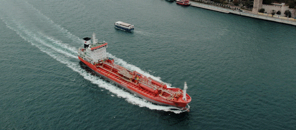 ناقلة نفط كبيرة تبحر في ممر مائي، تمثل حركة شحن النفط وتأثيرها على إمدادات الطاقة العالمية