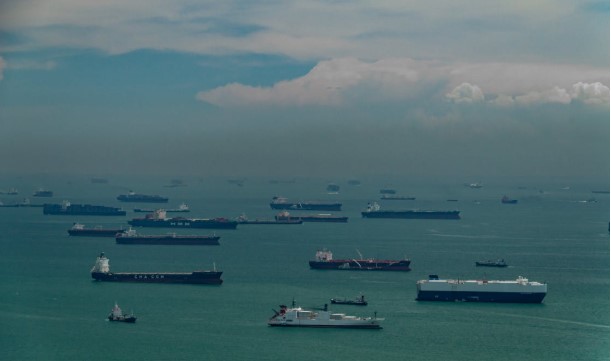 سفن شحن وناقلات نفط تعبر ممرًا بحريًا مزدحمًا يشبه مضيق ملقا في جنوب شرق آسيا