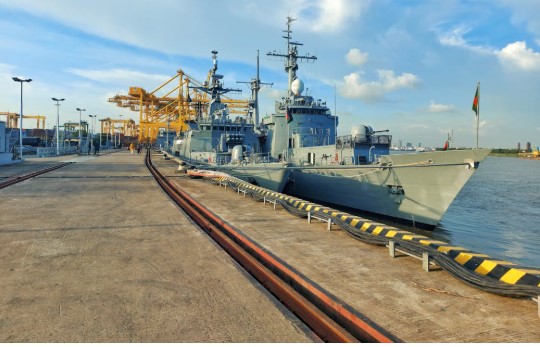 سفينة حربية راسية في ميناء صناعي تعكس تنامي التعاون العسكري وتصدير المعدات الدفاعية في آسيا