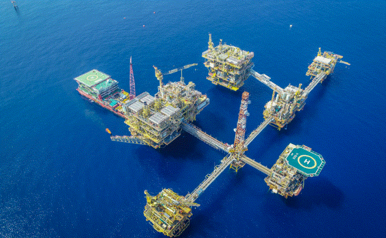 منصة نفط بحرية متطورة متصلة بعدة هياكل في عرض البحر لإنتاج وتخزين النفط