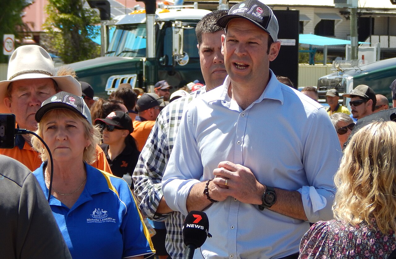 رئيس الوزراء الأسترالي أنتوني ألبانيزي يتحدث إلى وسائل الإعلام خلال زيارة ميدانية وسط حشد من المواطنين