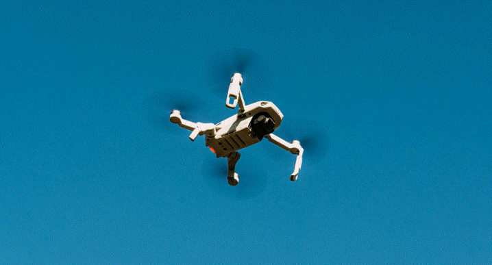 طائرة مُسيّرة صغيرة تحلق في السماء الزرقاء خلال مهمة مراقبة