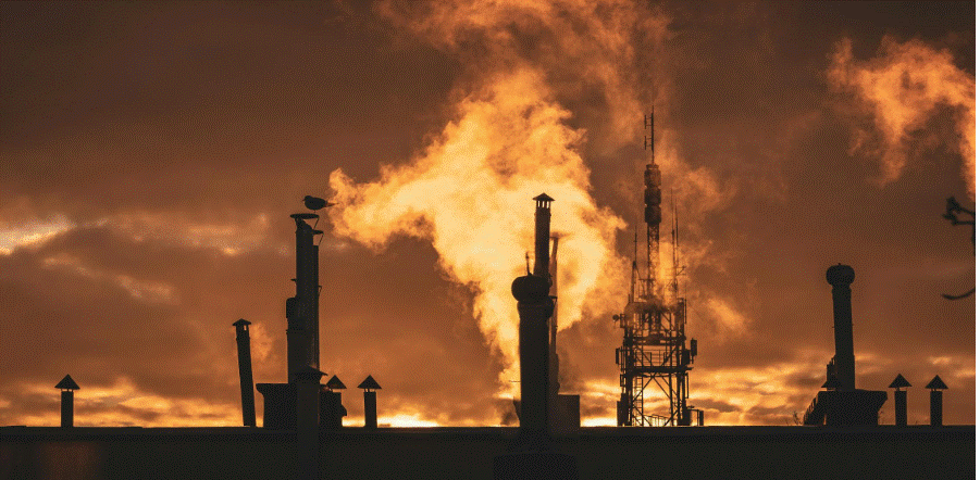 ألسنة لهب تتصاعد من مصفاة نفط صناعية خلال حريق ضخم في أستراليا