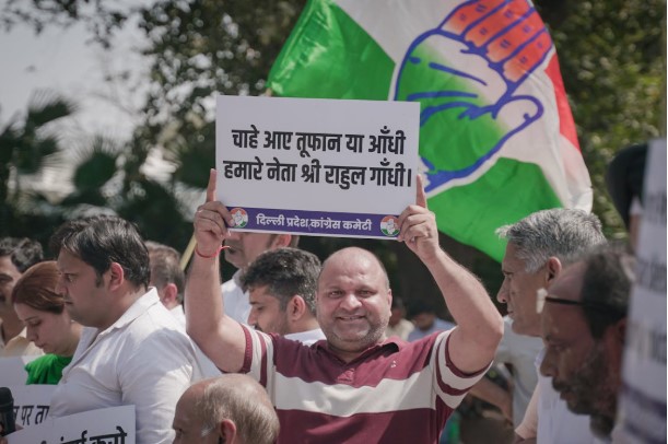 متظاهرون في الهند يحملون لافتة تدعم راهول غاندي خلال احتجاج سياسي على خلفية الجدل حول إعادة رسم الدوائر الانتخابية