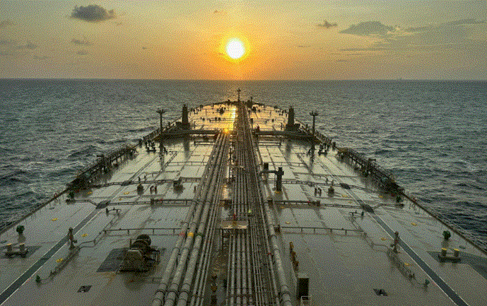 ناقلة نفط تبحر في عرض البحر وقت غروب الشمس، تمثل حركة الشحن في مضيق هرمز وسط توترات إقليمية