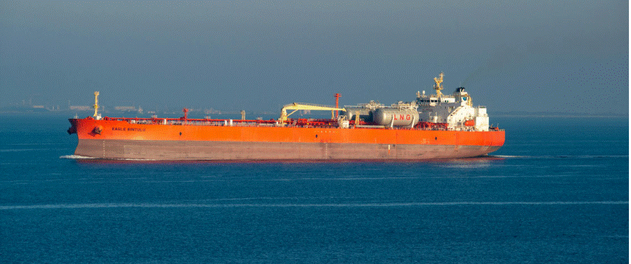 ناقلة نفط عملاقة تبحر في عرض البحر ضمن ممر ملاحي دولي