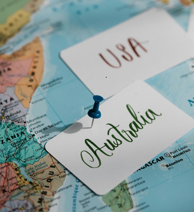 خريطة للعالم تظهر الولايات المتحدة وأستراليا مع بطاقات تحمل اسمي البلدين، في إشارة إلى العلاقات الدبلوماسية بينهما