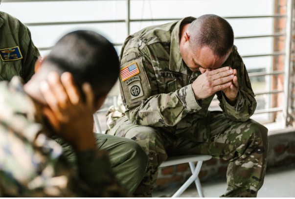 جنديان أمريكيان يجلسان في حالة توتر وحزن، في مشهد يعكس ضغوط العمل العسكري والجدل حول استغلال المعلومات السرية