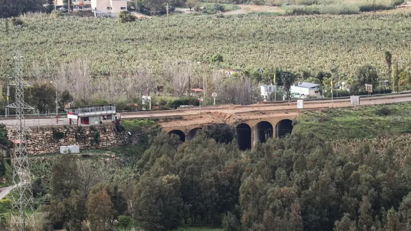 غارتان إسرائيليتان تدمران جسر القاسمية وتقطعان آخر رابط بين جنوب لبنان وشماله