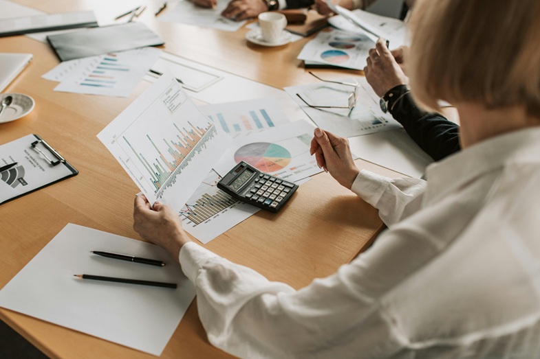 موظفون يراجعون بيانات وتقارير مالية خلال اجتماع لمناقشة الميزانية والإصلاحات الضريبية في أستراليا.