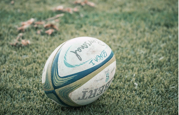 كرة رجبي على أرضية الملعب قبل انطلاق مباراة حاسمة في سلسلة State of Origin للسيدات