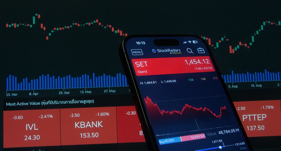شاشة تعرض بيانات وأسعار الأسهم في سوق الأوراق المالية الأسترالي مع مؤشرات التداول.