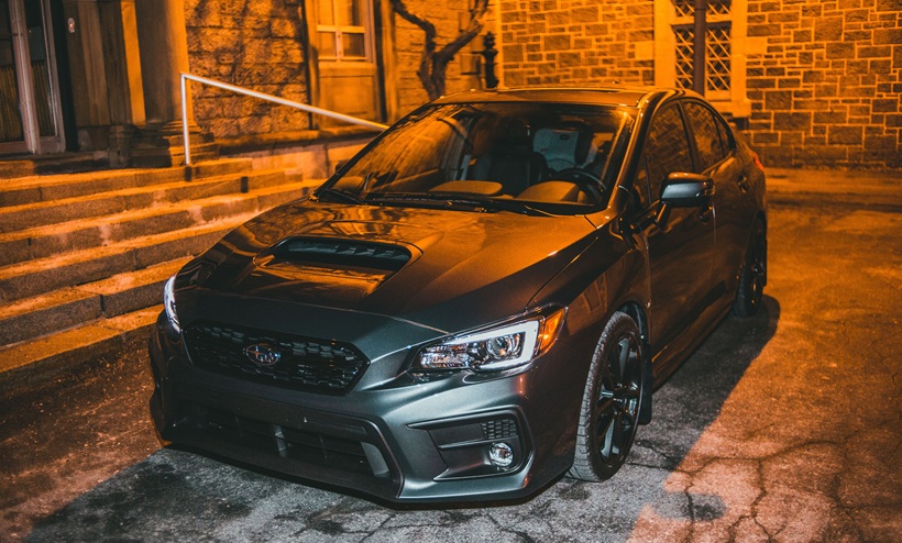 سيارة سوبارو WRX رياضية متوقفة ليلاً، وهي من آخر السيارات الجديدة في أستراليا التي لا تزال مزودة بمشغل أقراص CD.