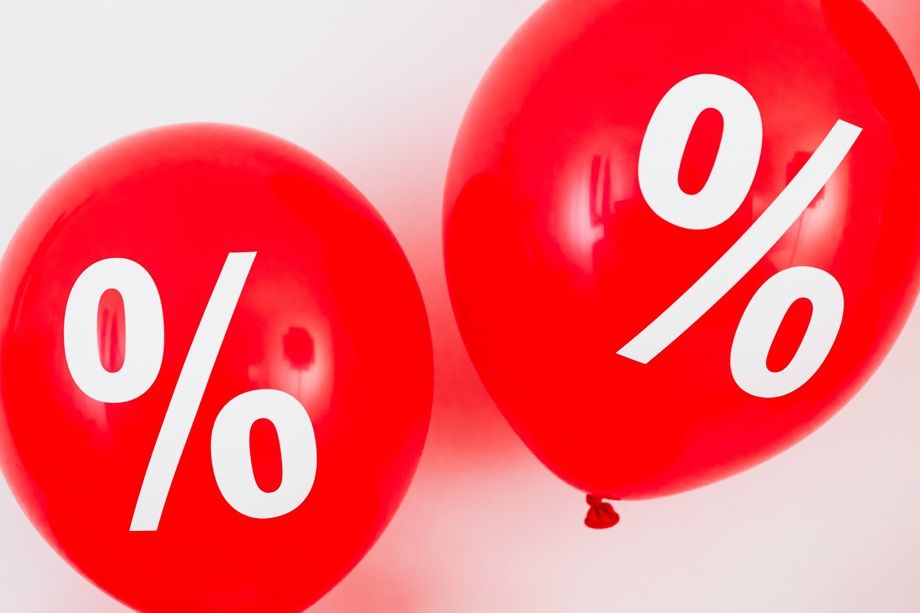بالونات حمراء تحمل رمز النسبة المئوية تعبر عن ارتفاع أسعار الفائدة في أستراليا.