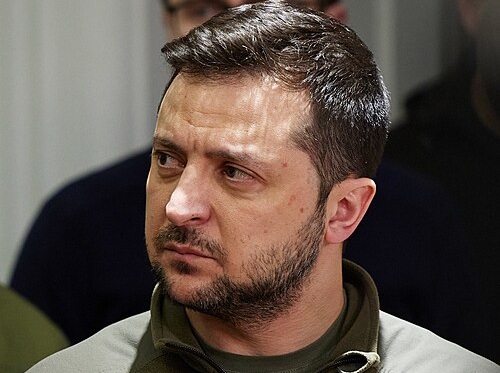 الرئيس الأوكراني فولوديمير زيلينسكي خلال لقاء رسمي بشأن التعاون والدعم الدولي لأوكرانيا.