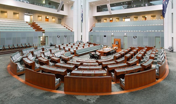 مبنى البرلمان الأسترالي في كانبرا حيث شهدت جلساته كلمات تضامن مع النائبة هيلين هاينز عقب الاعتداء الذي تعرضت له.