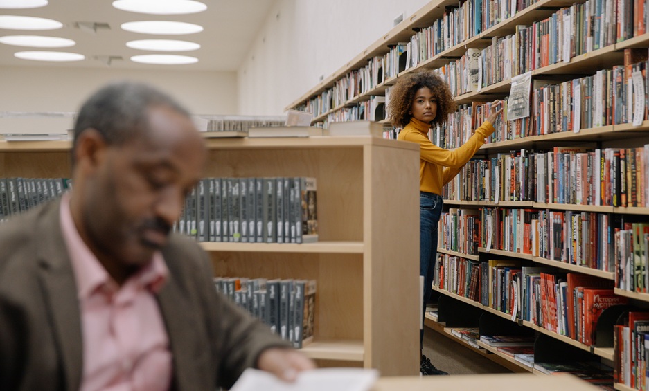 أرفف تضم مجموعة متنوعة من الكتب داخل مكتبة، تعبيراً عن التنوع الثقافي والأدبي في صناعة النشر الأسترالية.