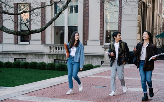 طلاب جامعيون يسيرون داخل حرم جامعي، بالتزامن مع تطبيق أستراليا قواعد جديدة لتأشيرات الطلاب الدوليين واصطحاب أفراد الأسرة.