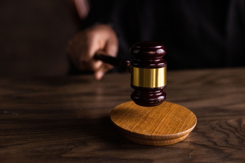 مطرقة قاضٍ ترمز إلى قوانين مكافحة التمييز وتعزيز المساواة والحماية القانونية في أستراليا الغربية.